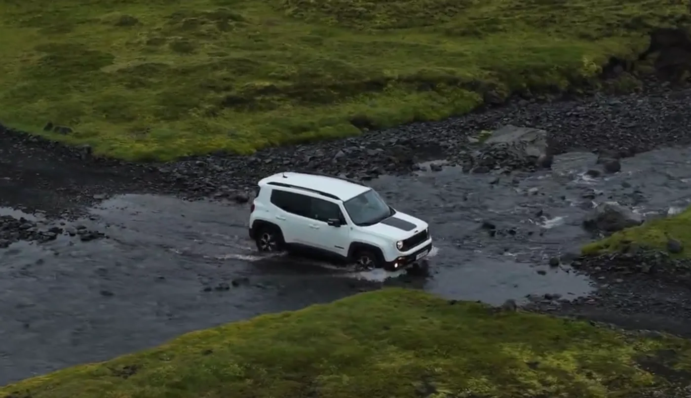 4x4 vadeando un río en las Tierras Altas de Islandia — imprescindible para las pistas F de las Highlands