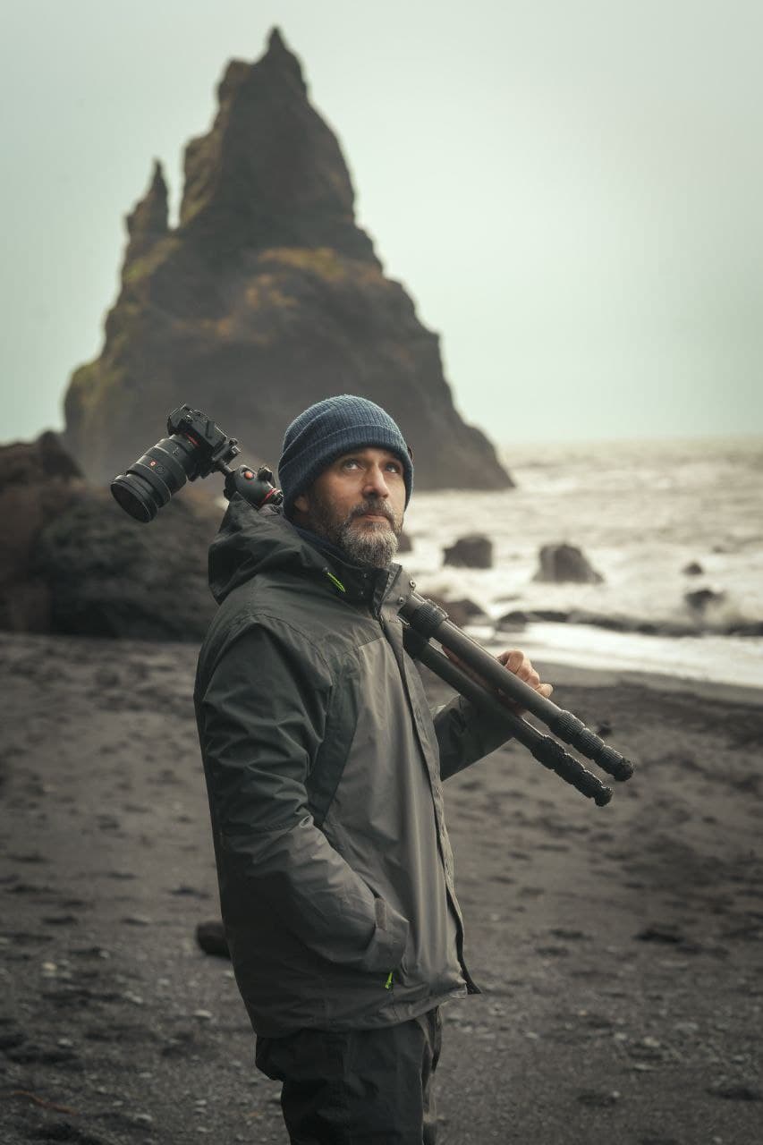 Manu García, fotógrafo especializado en Islandia, en la playa negra de Reynisfjara