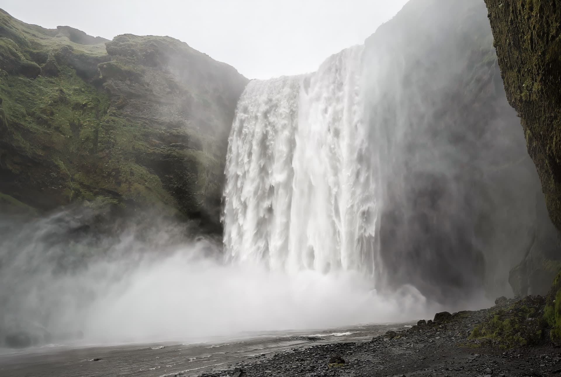 Cascada Skógafoss de 60 metros en el sur de Islandia con arcoíris