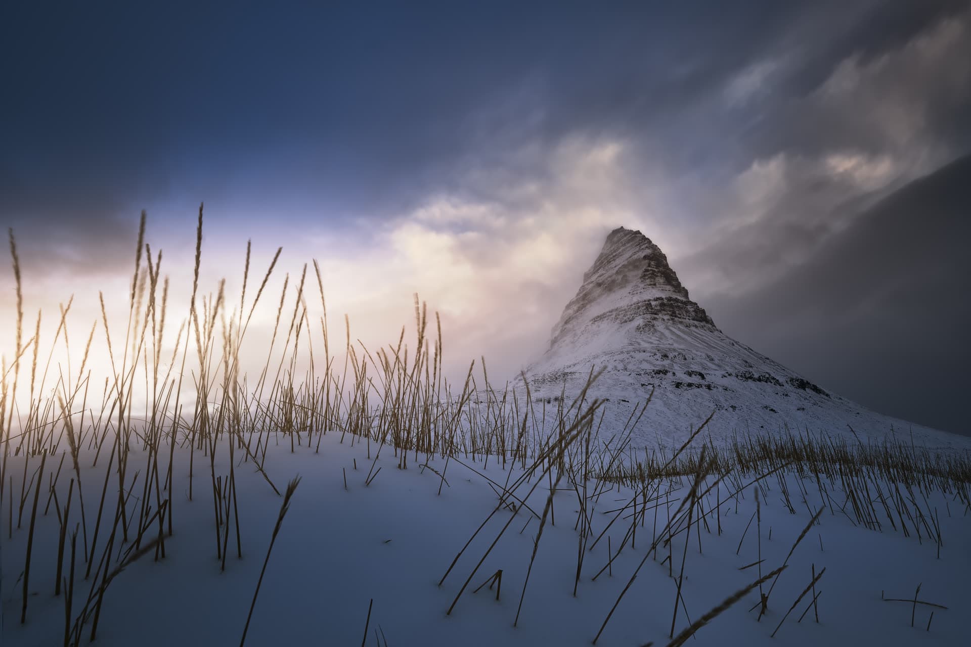 Montaña Kirkjufell nevada en la península de Snæfellsnes, Islandia