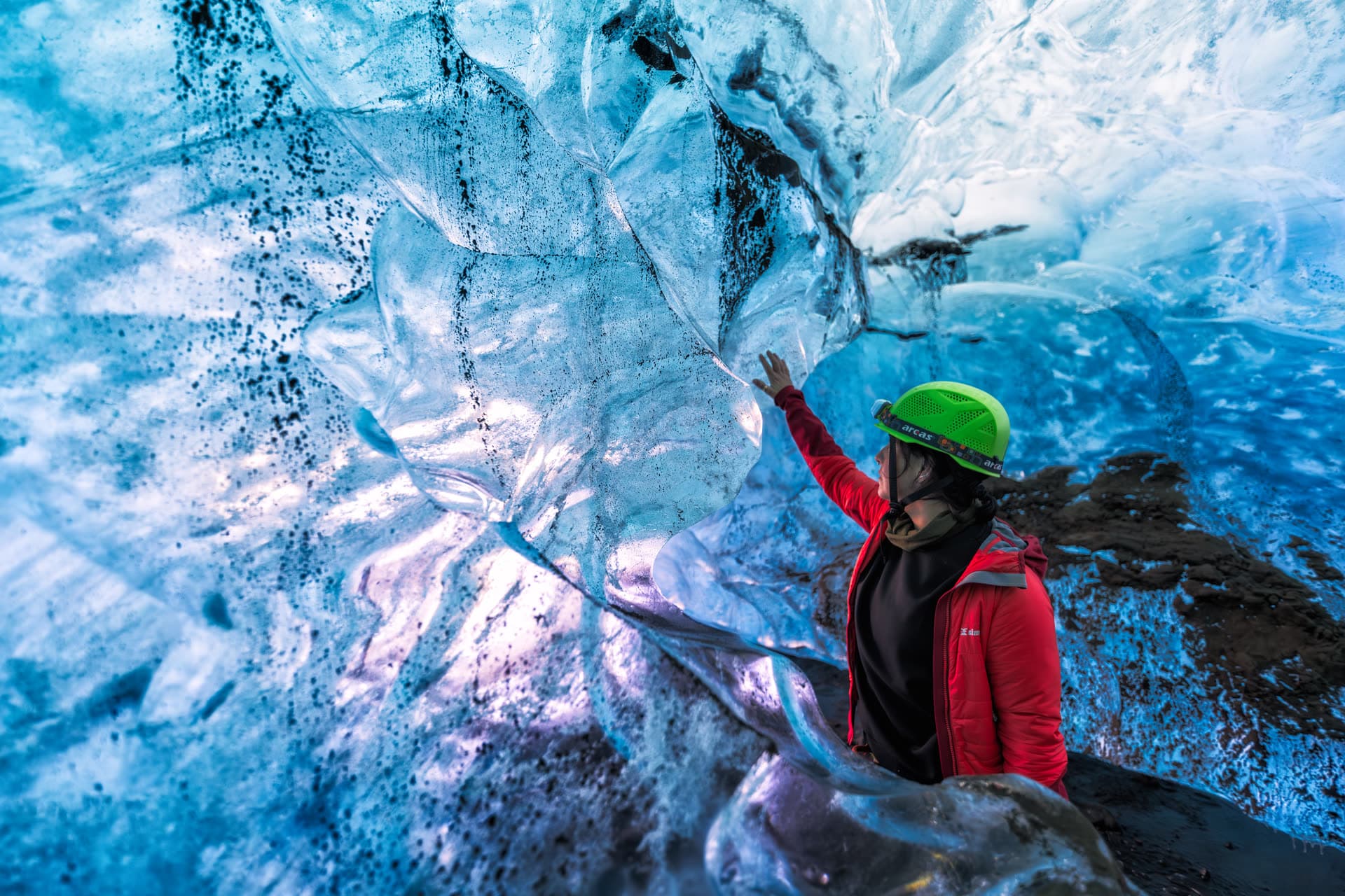 Interior de una cueva de hielo azul en el glaciar Vatnajökull, Islandia