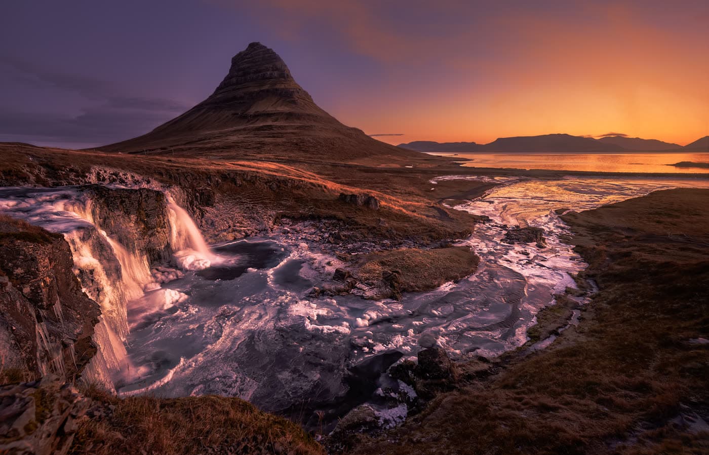 Kirkjufell al amanecer en otoño, Islandia — la montaña más fotografiada del país con colores dorados de temporada