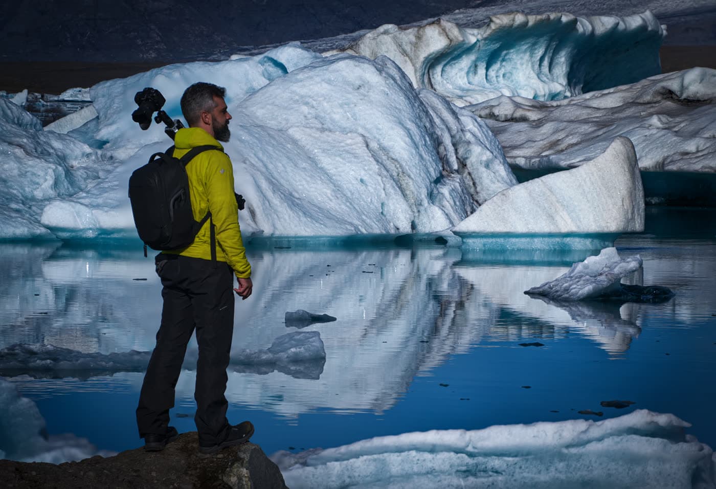 Jökulsárlón en primavera, Islandia — la laguna glaciar con icebergs a la deriva en los meses de abril y mayo