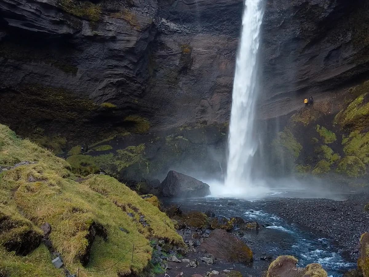 Cascada Kvernufoss escondida en un cañón verde cerca de Skógafoss, sur de Islandia
