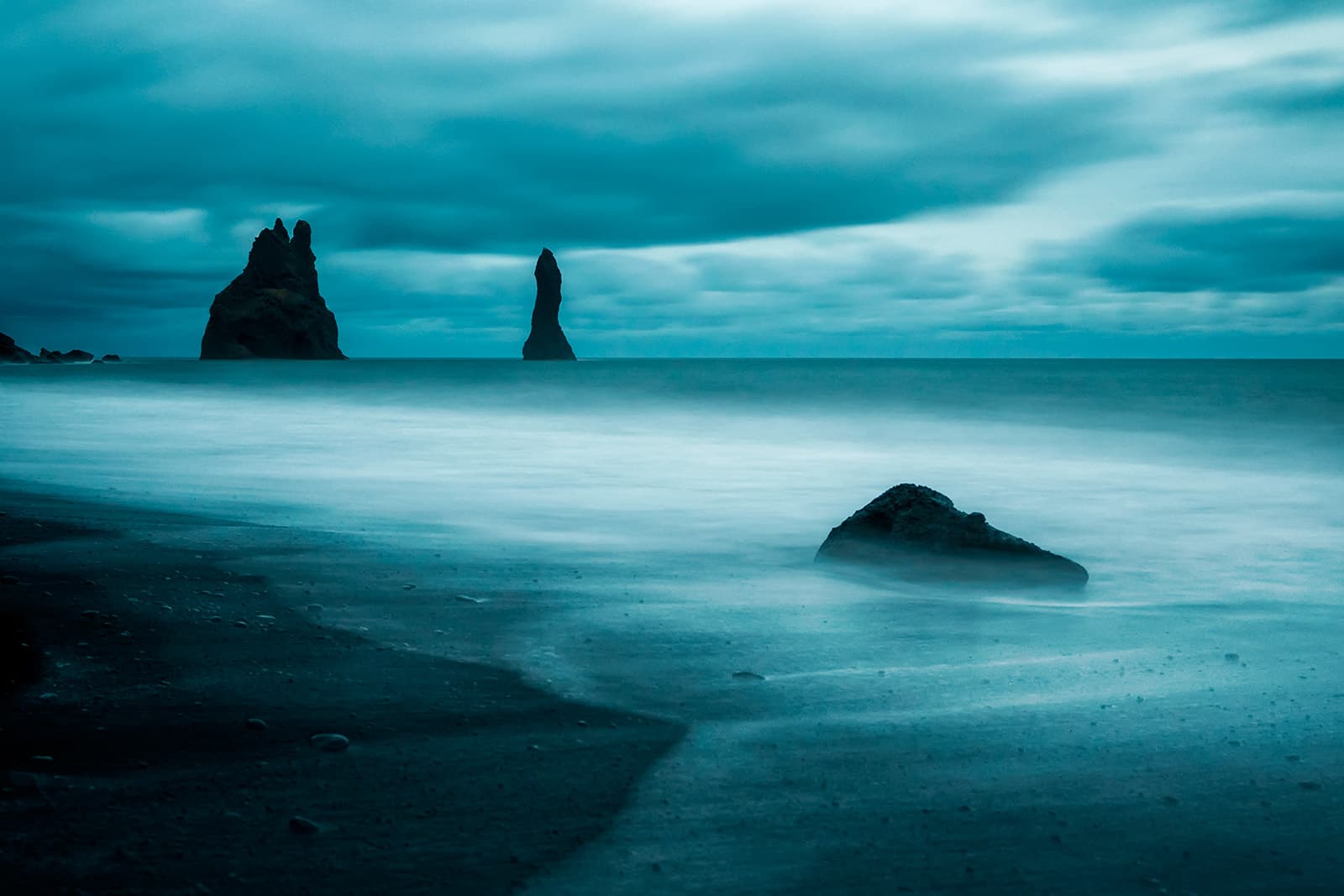 Reynisfjara: Guía de la Playa Negra de Islandia 2026