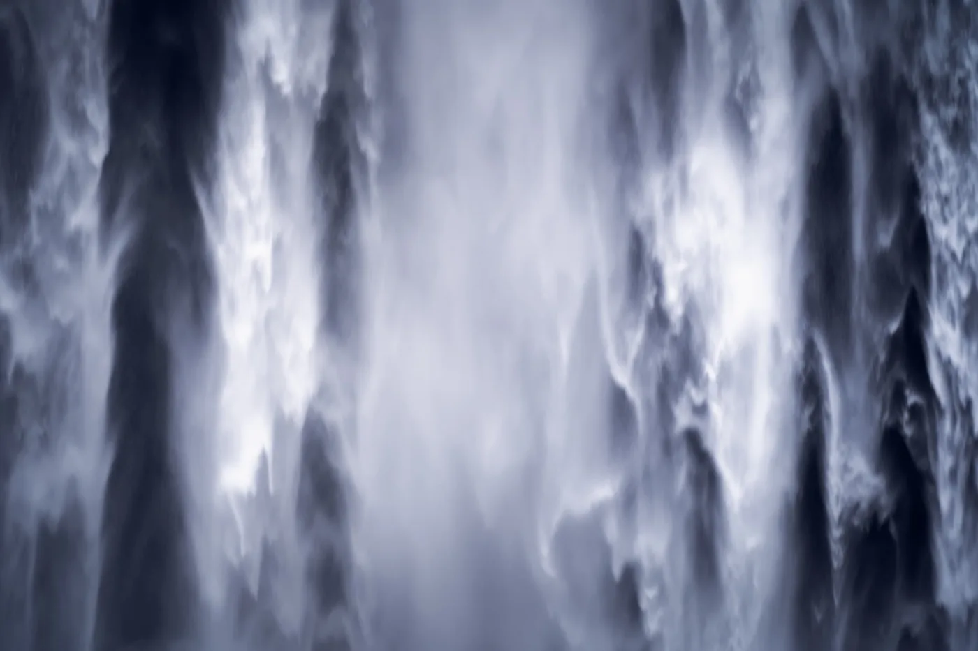 Vista frontal de la cascada Skógafoss con cielo nublado, sur de Islandia