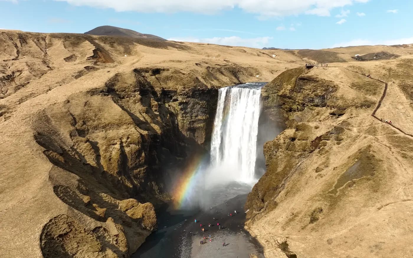 Cascada Skógafoss en primavera con caudal máximo por el deshielo, sur de Islandia — mejor época para verla en su mayor potencia