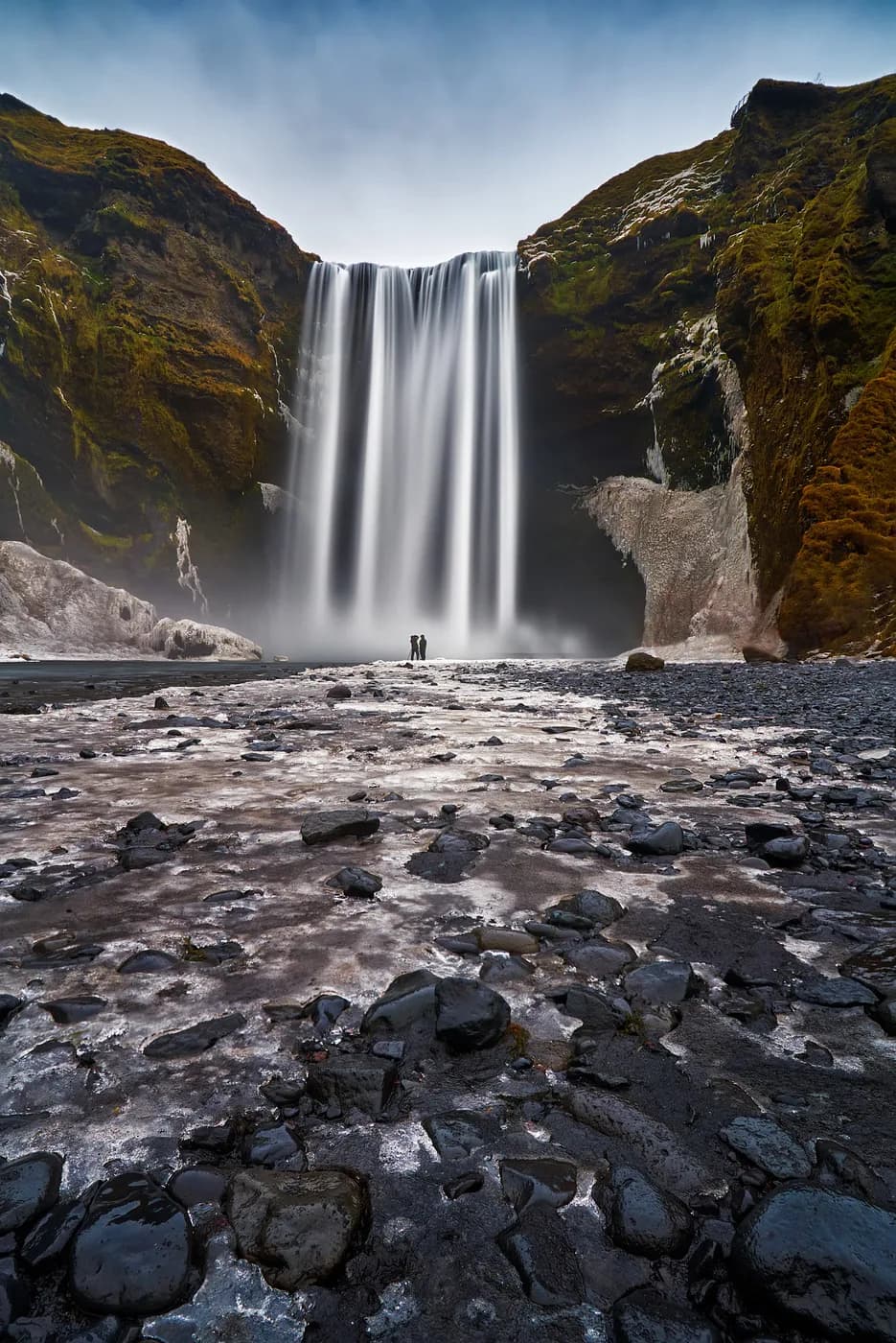 Cascada Skógafoss fotografiada en vertical con larga exposición, sur de Islandia — cortina de agua en seda