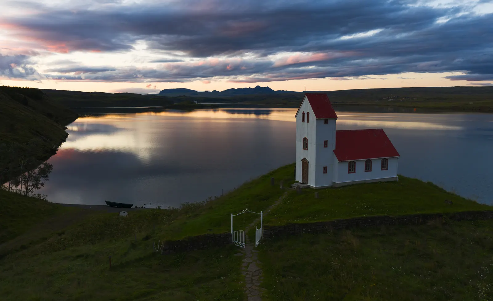 Paisaje del sur de Islandia en verano — carretera del Ring Road con cascadas y campos verdes