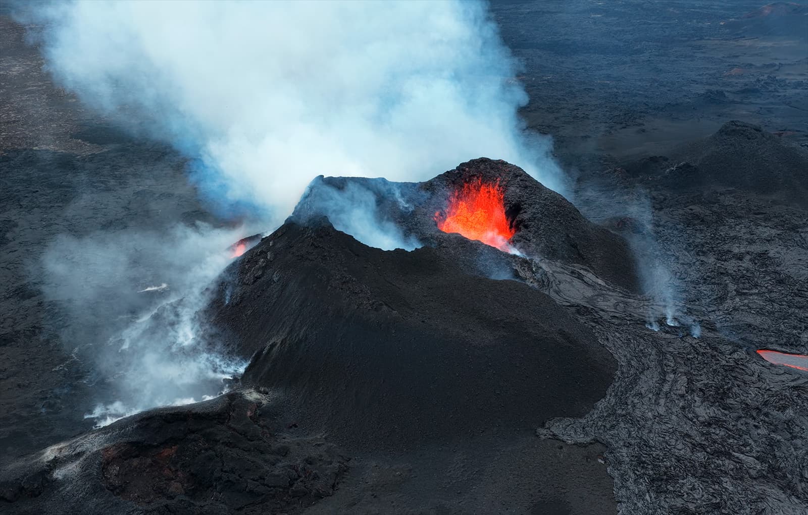 Erupción del volcán Fagradalsfjall en la península de Reykjanes, Islandia
