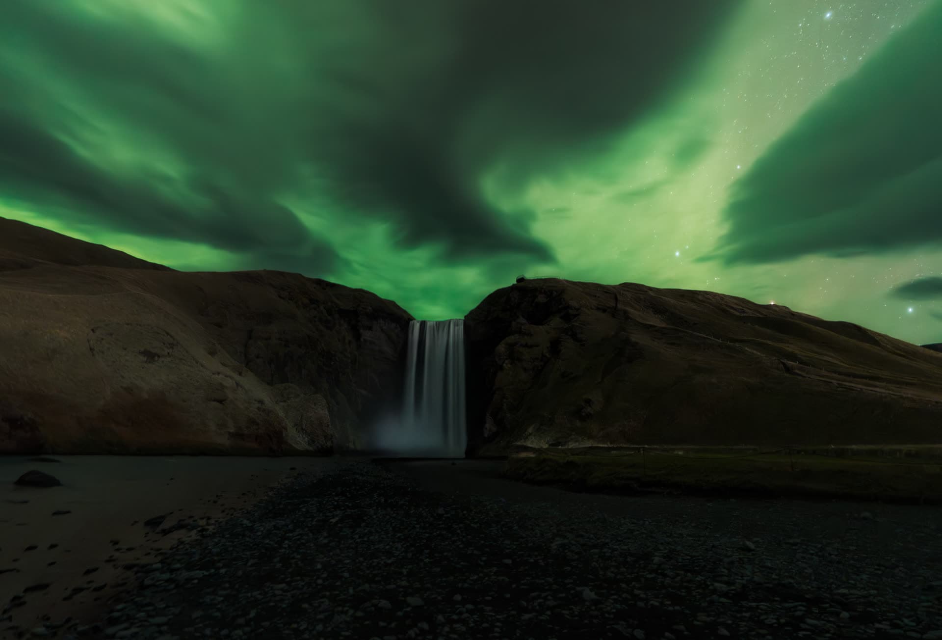 Auroras boreales sobre Skogafoss, Islandia