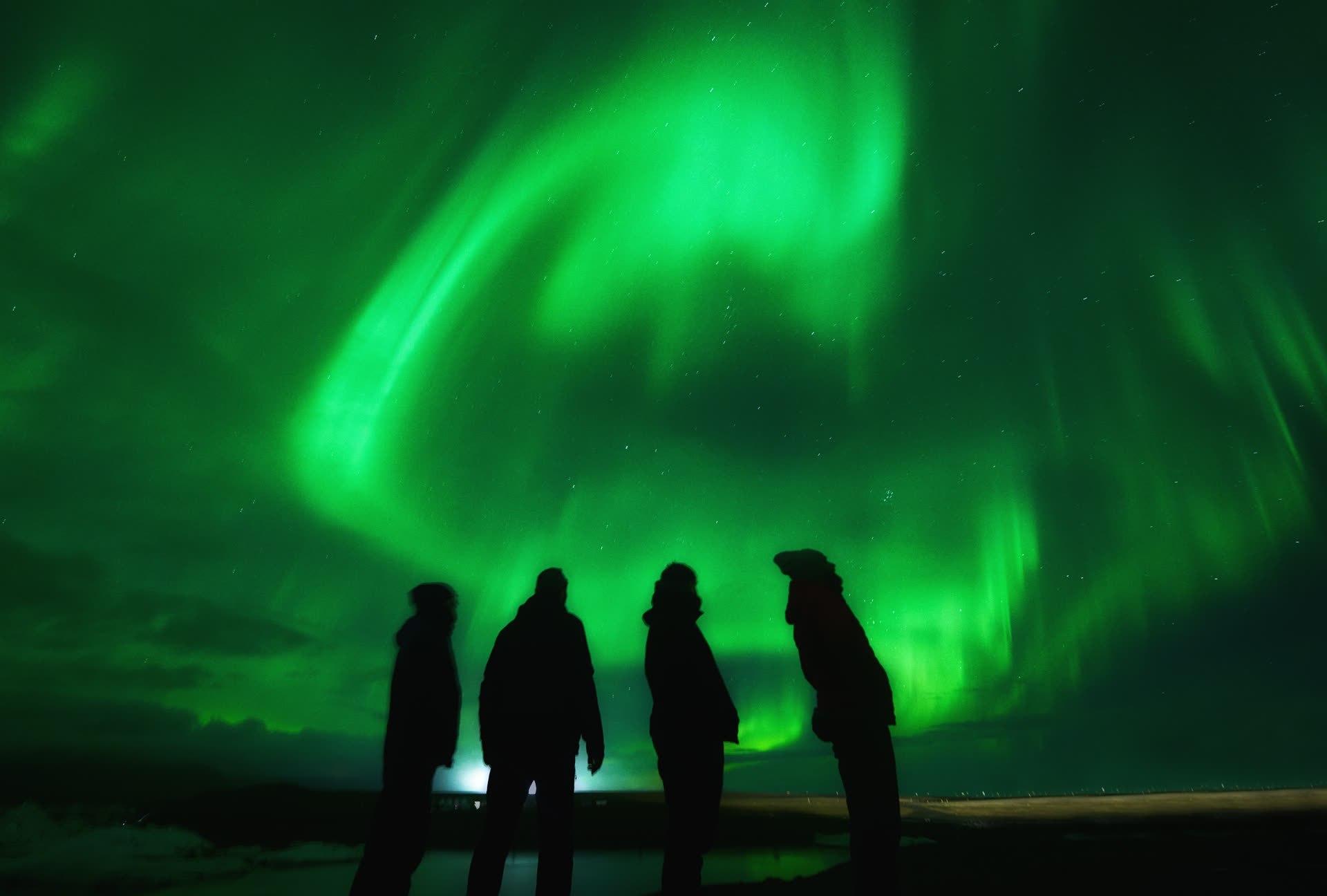 Aurora boreal Kp7 en la laguna glaciar de Jökulsárlón, Islandia — auroras potentes en movimiento sobre el agua