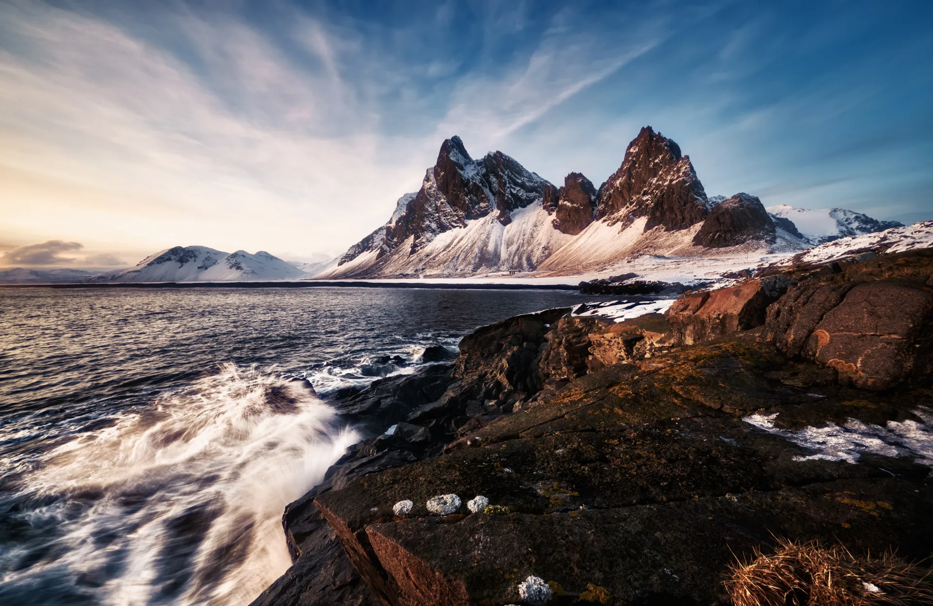 Monte Eystrahorn con oleaje en el parque natural de Hvalnes, Islandia — amanecer invernal soleado con filtro ND