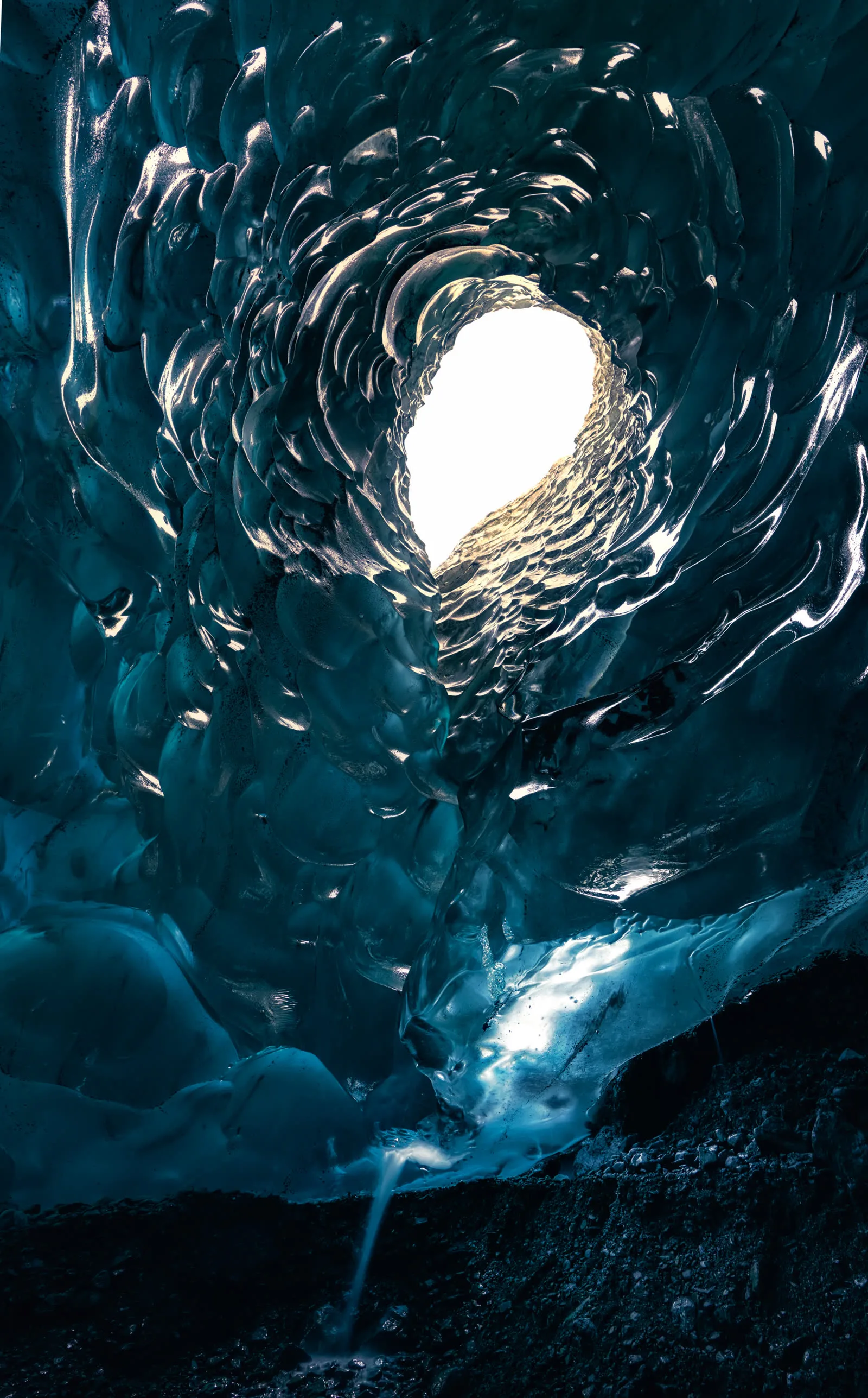 Interior de cueva de hielo azul bajo el glaciar en Islandia — hielo milenario turquesa ya desaparecido en 2021